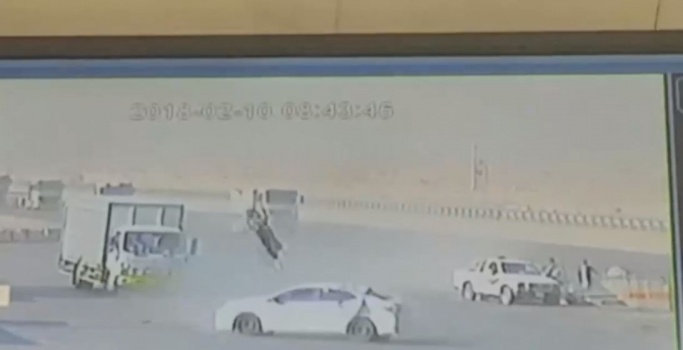 فيديو مروع لشخص يطير في الهواء صدمته سيارة بالسعودية