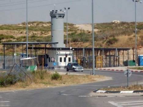 القدس: الاحتلال يغلق حاجز بيت إكسا ويعزل القرية عن محيطها