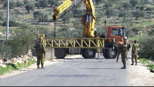 طولكرم: الاحتلال يغلق مدخل قرية شوفة ببوابة حديدية