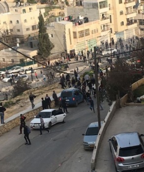 صور- أهالي حلحول يتصدون لاقتحام منزل الشهيد