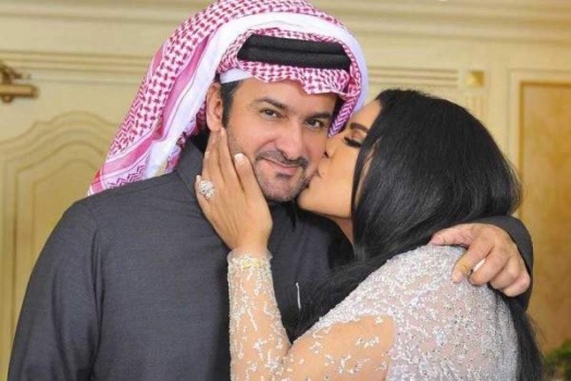 مبارك الهاجري لزوجته أحلام: "وعيني تراك اجمل زوجه.."