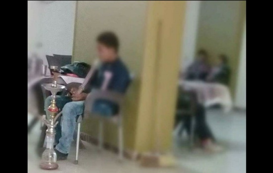 الشرطة تضبط  12طفلا  يدخنون "الشيشه " بمقهى في رام الله.