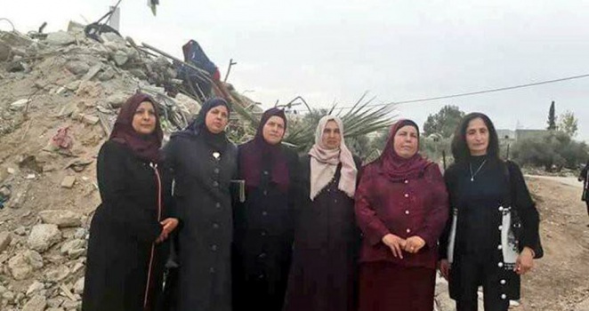 أمهات الشهداء.. صورة الإباء على ركام بيت جرار