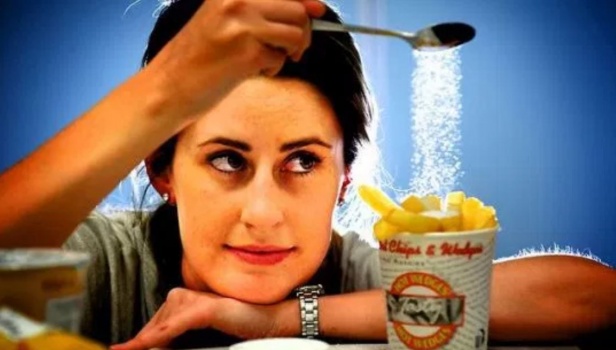 ماذا يحصل لدماغك عند أكل كمية كبيرة من الملح؟