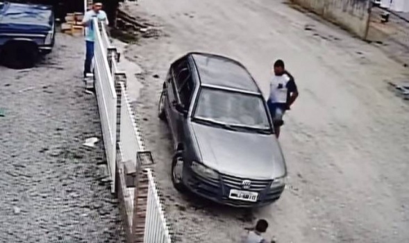 فيديو صادم لطفل كاد أن يُطحن بعجلات السيارة ونجا بأعجوبة!
