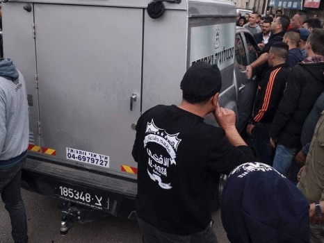 صور: بعد تعرضهما للضرب والاستيلاء على سلاح احدهما .. تسليم جندي ومجندة دخلا جنين بالخطأ