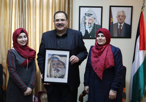 كفيفة موهوبة ورسامة محترفة ومسنة مثابرة على مقعد الوزير