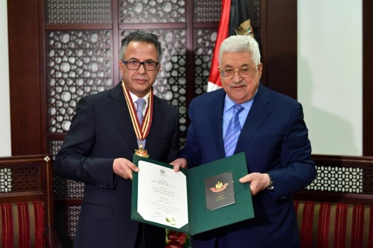 الرئيس يمنح السفير الأردني وسام نجمة القدس