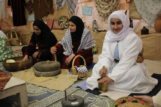 بالصور..طالبات رابا شرق جنين يبدعن في إبراز الهوية الفلسطينية للتراث الشعبي بين الأهزوجة والمهباش
