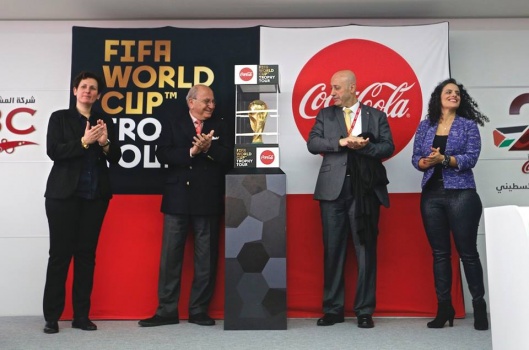 بالصور.."كأس العالم" تحط للمرة الثانية في فلسطين