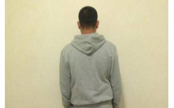 صورة| شاب ذبح والده بالسكين ووقف يتلقى العزاء فيه!!