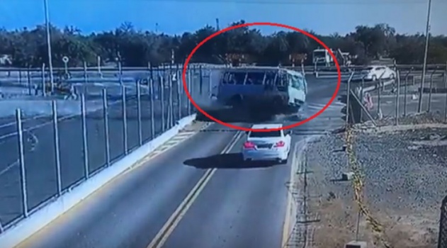 فيديو| حادث 'بشع' لحافلة بسبب السرعة العالية!!
