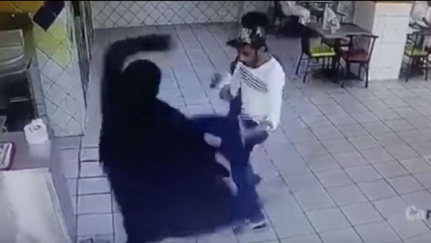 بالفيديو &ndash; سعودية تنهال بالضرب على شاب في المطعم
