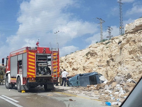 فيديو وصور : من بينهم المتحدث بإسم الشرطة الفلسطينية..إصابة 6 مواطنين بحادث سير قرب عناتا