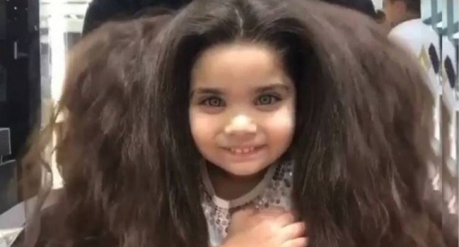 فيديو| كثافة شعر هذه الطفلة تذهل الجميع...!