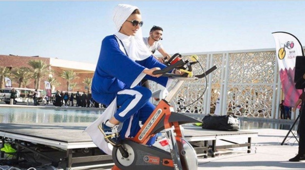 فيديو - الشيخة موزة تُمارس الرياضة بكامل أناقتها