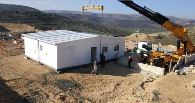 وضع المنزل الأول بمستوطنة "عميحاي" الجديدة
