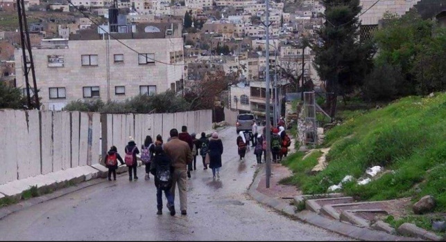 صور.. الاحتلال يغلق وسط الخليل ويحتجز طلبة المدارس