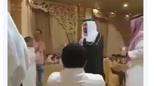 بالفيديو - عريس سعودي يُشعل حفل زفاف بوصلة رقص شرقي