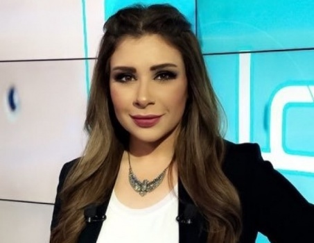 فيديو: محمد عبده يحرج مذيعة قناة العربية ويدفعها لإنهاء اللقاء