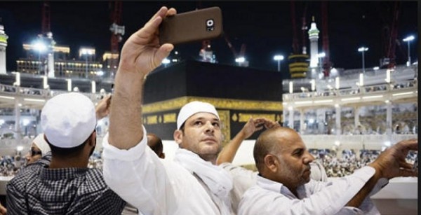 ما حكم التقاط صورة "السلفي" في العمرة أو الحج؟