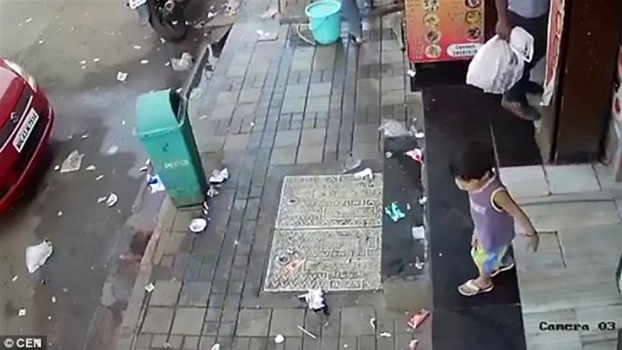 بالفيديو &ndash; خطف طفلة بحضور والدها... ببرودة تامّة!