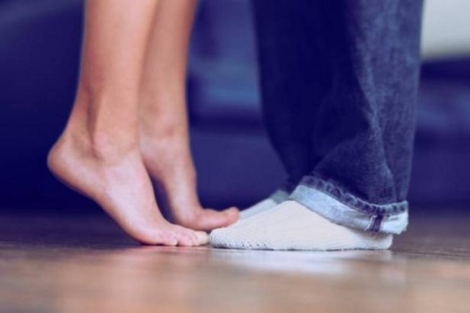 خبرٌ سار للمرأة القصيرة.. هكذا ينظرُ إليك الرجل!