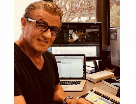 بالفيديو.. هكذا سخر سيلفستر ستالون وابنتاه من شائعة وفاته