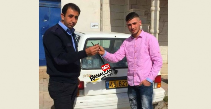 مواطن يسلم مركبته غير القانونية للشرطة في طولكرم