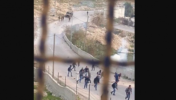صور- جنود الاحتلال ومستوطنون يقتحون مدرسة تقوع