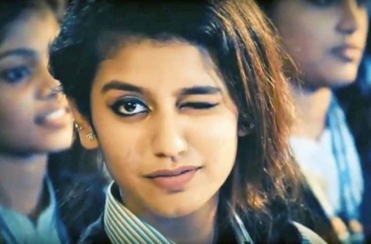 شاهد قصة الغمزة المثيرة التي تنبئت بولادة نجمة سينمائية!