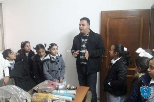 وفد طلابي من طالبات مدرسة بنات الطيبة الاساسية يزور الشرطة في جنين