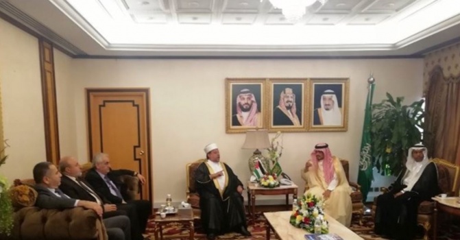 ادعيس يبحث ترتيبات موسم الحج