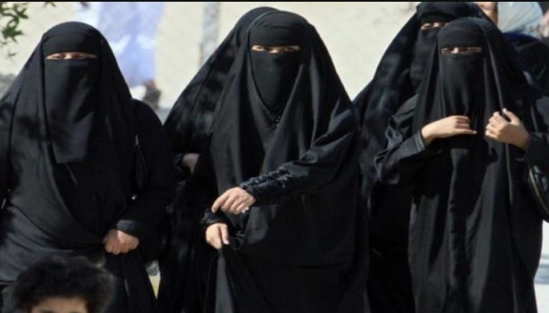 العباءة ليست إلزامية... فتوى جديدة تثير الجدل في السعودية