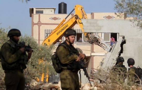جرافات الاحتلال تهدم منزلا في الولجة جنوب غرب القدس