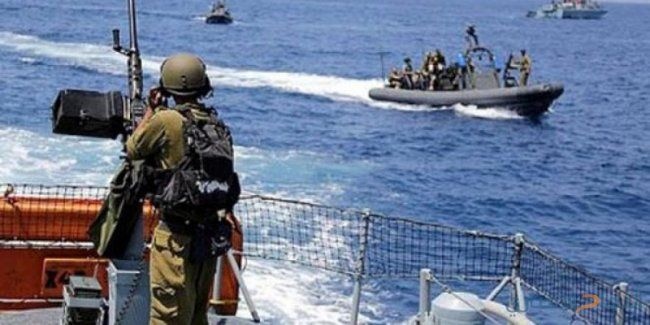 زوارق الاحتلال تطارد 4 مراكب للصيادين ببحر شمال غزة