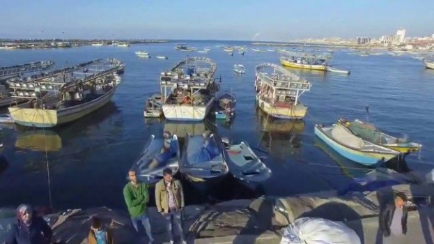 فيديو.. انقاذ أسرة غرقت مركبتها في ميناء غزة
