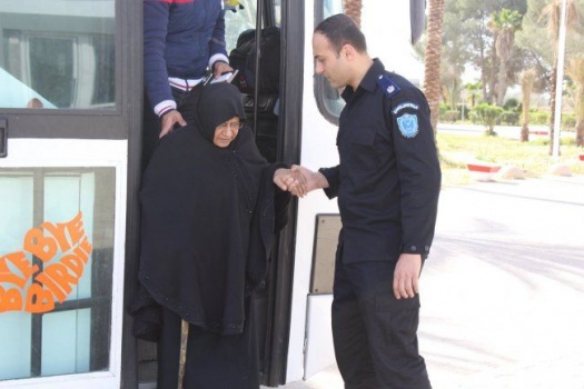 بالصور.. بدء مغادرة المسافرين عبر معبر رفح وإدخال البضائع المحتجزة