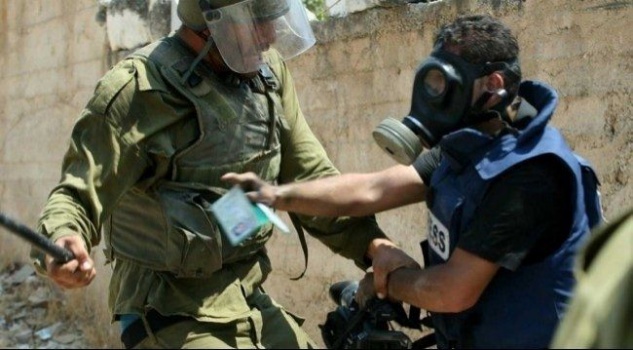 تحقيق اسرائيلي يكشف: أوامر عسكرية بالاعتداء على صحفيين فلسطينيين والنتيجة توبيخ ثم ترقية