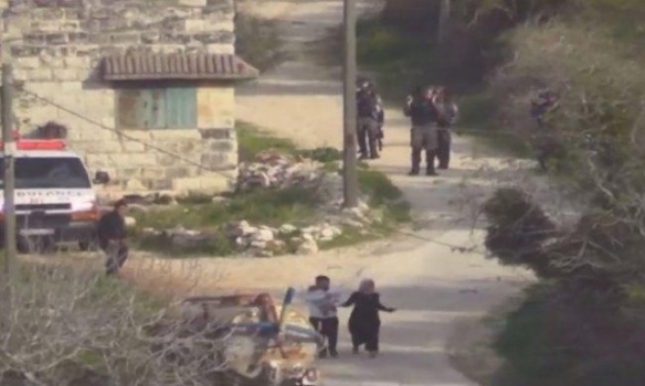فيديو يوثق استهداف الاحتلال لزوجين فلسطينيين وطفلهما الرضيع بقنبلة غاز