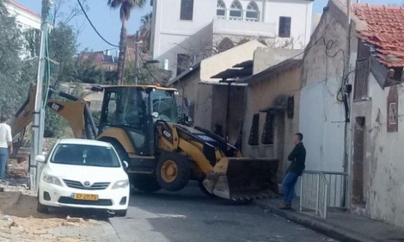 فيديو | شرطة الاحتلال تغُلق شوارع حي العجمي بيافا وتهدم حديقة منزل