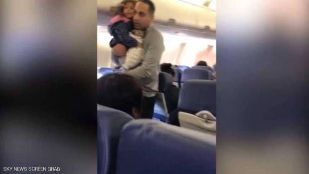 غضب من شركة أميركية طردت أبا وطفلته من الطائرة