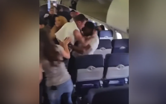 بالفيديو... مشاجرة عنيفة بين راكبين على متن طائرة