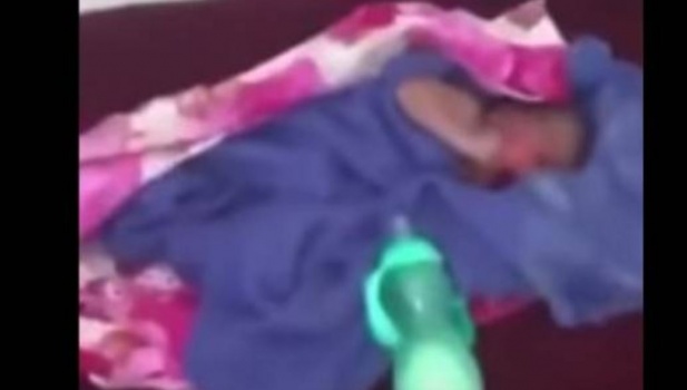فيديو| لحظة العثور على طفل 'لقيط' حديث الولادة في مسجد بالسعودية!