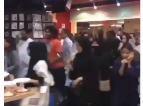 فيديو| هجوم نسائي 'هستيري' لشراء تذاكر حفل تامر حسني في جدة!