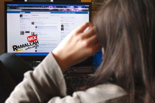 الشرطة تقبض على شاب هدد سيدة وابتزها أخلاقياً عبر الفيسبوك في الخليل
