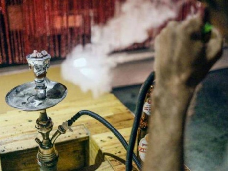 أيهما أكثر ضرراً ..تدخين الشيشة في الصيف أم الشتاء؟ طبيب يجيب..