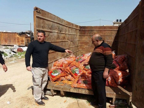 بالصور..ضبط واتلاف كمية من الجزر الفاسد في جنين