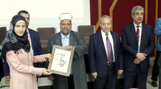 جنين:ادعيس يكرم المشاركين بدورات حفظ القرآن الكريم في الجامعة الأمريكية