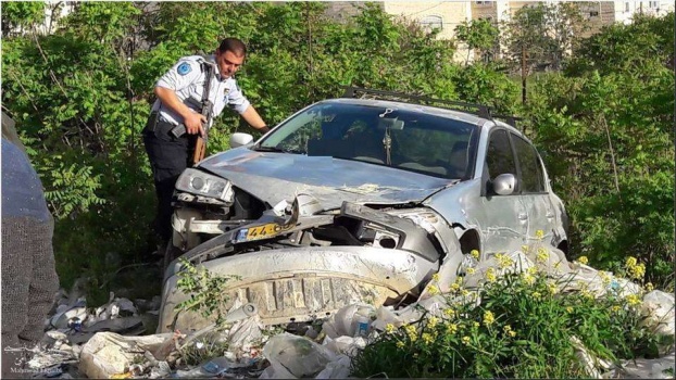 إصابة طالبة بعد فرار سائق مركبة غير قانونية واصطدامها بحافلة مدرسية بالخليل
